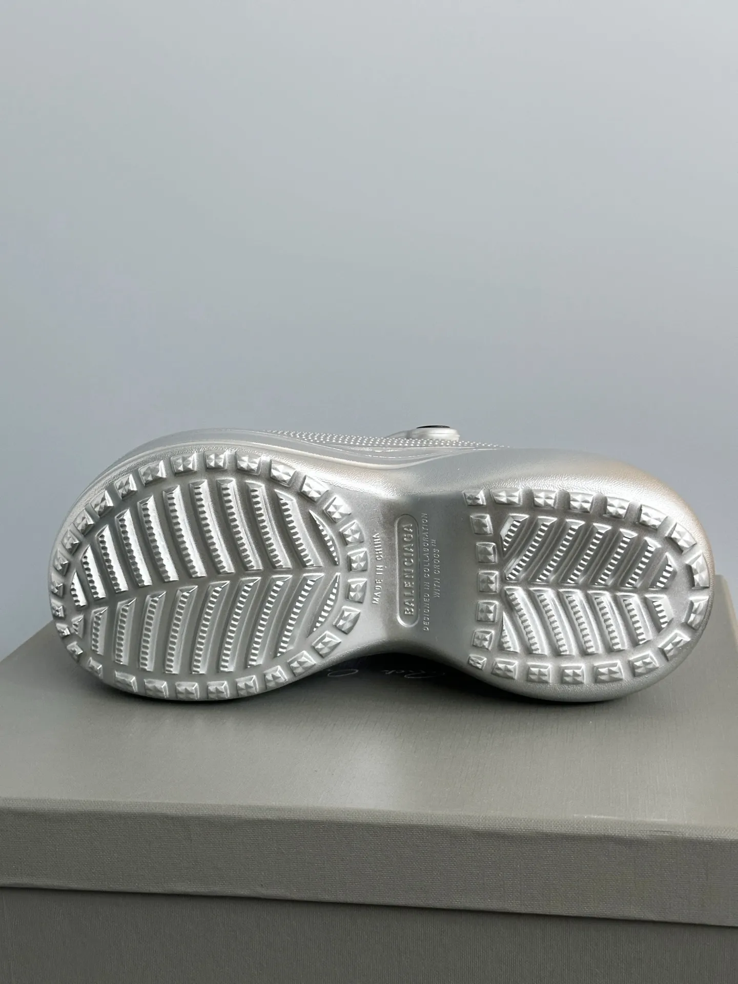 👟👟Ex-factory price 520👟👟 𝗕𝗮𝗹𝗲𝗻𝗰𝗶𝗮𝗴𝗮Heightening Crocs for Couples Original model opening. Original factory data. Men’s and women’s models with different graphics and pattern designs. DIY accessories with matching versions. 6cm heightening modo integrated shoe body structure. Lightweight material with high degree of detail restoration. Code number: 35-41 (40.41 non-refundable) Original packaging